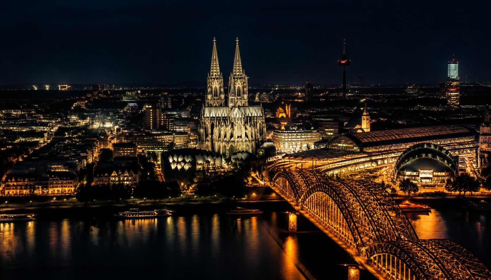 Kölner Skyline bei Nacht mit beleuchtetem Dom, Hohenzollernbrücke und Rhein